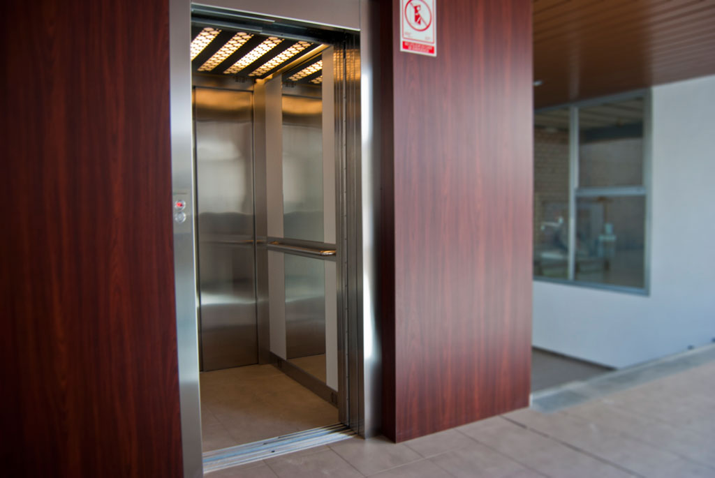 ascensor electrico cuatro personas
